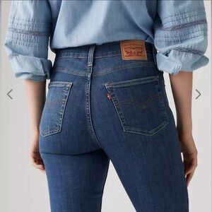 Levi’s 724 High Rise Straight Cut Dark Blue Wash 29 Inch Inseam Women’s Size 28